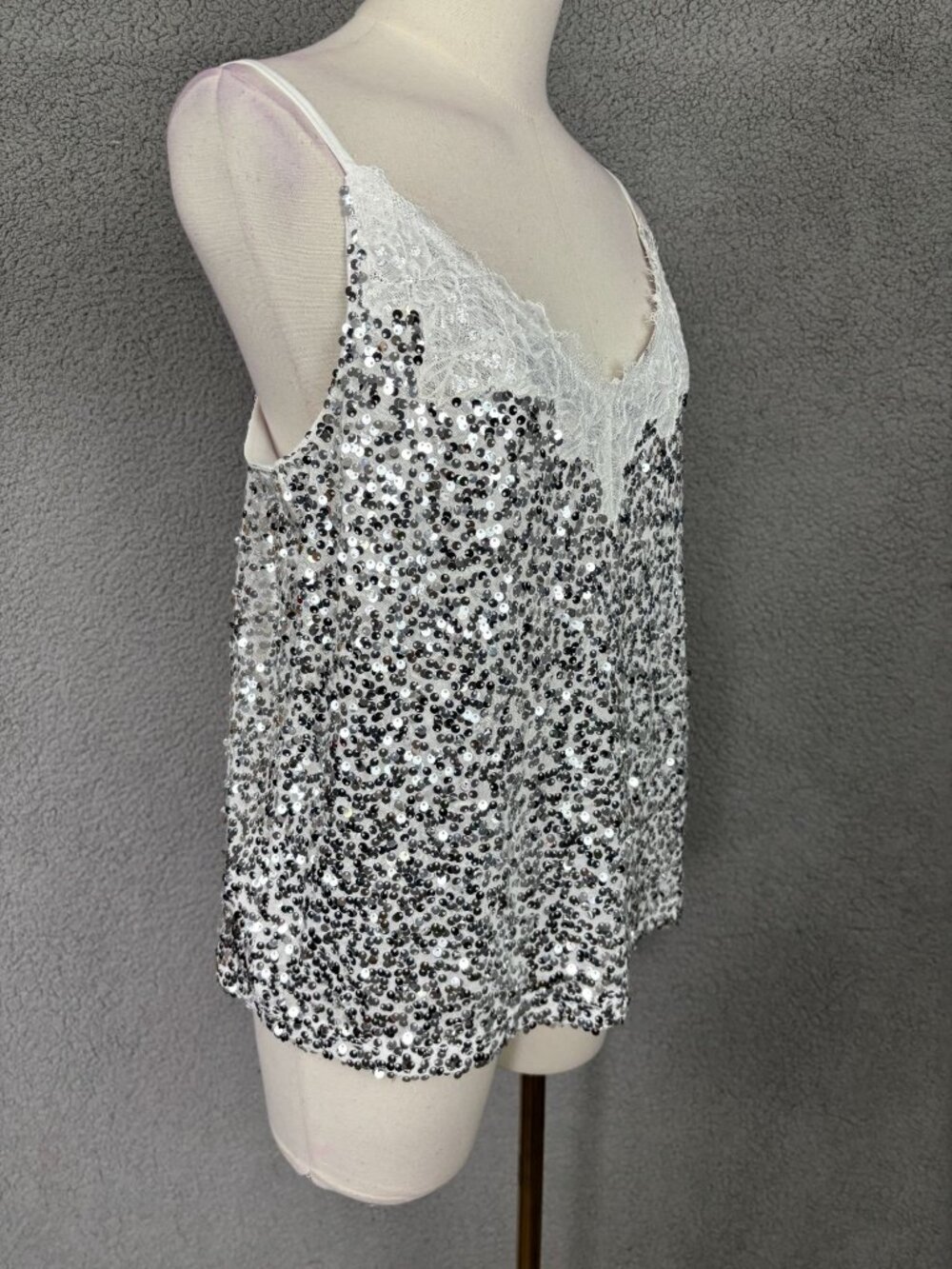 Miyieonz Women's Sequin Lace V -Neck Tank Top White & Silver Size Med NWT's. - Picture 3 of 8